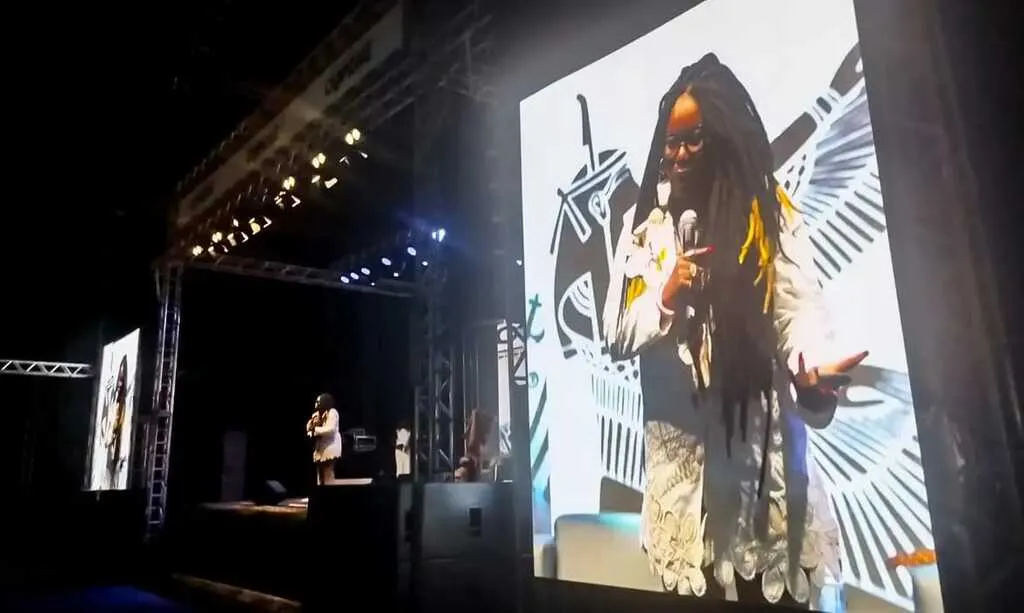 "Racismo foi reduzido a chamar alguém de macaco”, critica escritora